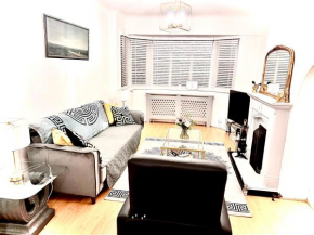 Stunning Modern Cozy 5 star 3 bedroom house-Free Parking Greater London Metro Stations hosted by Tony